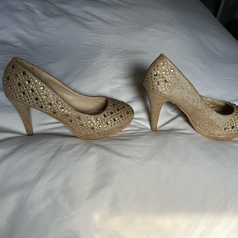 Size 9 gold heels - Picture 4 of 4